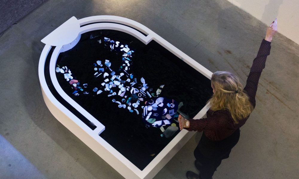 Plastic-reflectic-interactive-installation-1000x600-c-default