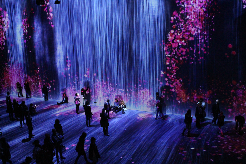 « teamLab : Au-delà des limites », paysages oniriques, poétiques et immersifs à la Grande Halle de la Villette à Paris